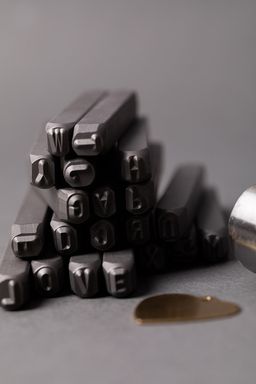 Промысел Набор штампов для чеканки по металлу MT-007 4 мм в пластиковой упаковке английский алфавит