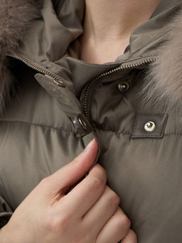 Куртка зимняя женская с мехом и капюшоном тренд коричневого цвета 7639K - Visdeer фото 7