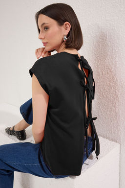 TRENDYOLMILLA Siyah %100 Pamuk Ay Kol Baglama Detayl? Bisiklet Yaka Orme T-Shirt TWOSS25TS00156  фото 7