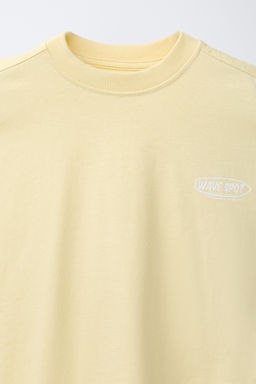 CONJUNTO CAMISETA Y BERMUDA TEXTO / Amarillo claro