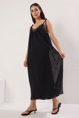 TRENDYOLMILLA Siyah Duz Kesim Dantel Detayl? Maxi Dokuma Elbise TWOSS25EL00560