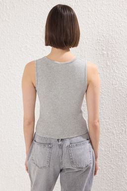 TRENDYOLMILLA K?rm?z? Dugmeli Havuz Yaka S?f?r Kol Fitilli Esnek Vucuda Oturan Crop Orme Atlet TWOSS25AL00028 фото 18