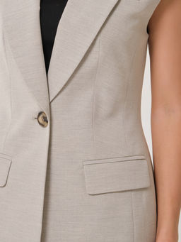 Жилет полуприлегающего силуэта