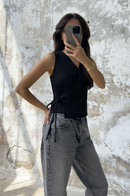TRENDYOLMILLA Siyah Kruvaze Kapamal? V Yaka Regular Orme Bluz Yelek TWOSS25YE00106