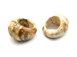 Крупное кольцо из Яшмы бежевой с гранями