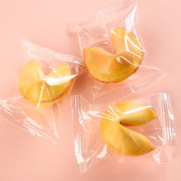 Набор в коробке домике Сказочного года, чай чёрный 50 г., печенье с предсказанием 3 шт., конфеты с кремовой начинкой 100 г. - Фабрика счастья фото 5