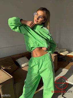 Спортивный женский костюм