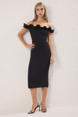Trendyolmilla Siyah Vucuda Oturan Carmen Yaka F?rf?rl? Dokuma Midi Elbise TPRSS25EL00298