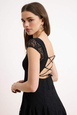 Siyah A-Kesim/Can Form Havuz Yaka Kal?n Ask?l? Kolsuz Dantel Orme Elbise TWOSS26EL00468 - Trendyolmilla фото 2