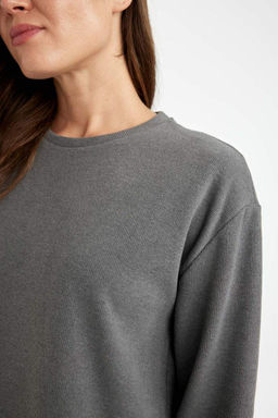 Женская однотонная футболка с длинными рукавами из ткани селаник антрацита стандартного кроя с круглым вырезом - Defacto фото 5