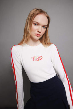 Женская белая классная футболка с круглым вырезом и длинными рукавами в рубчик с принтом