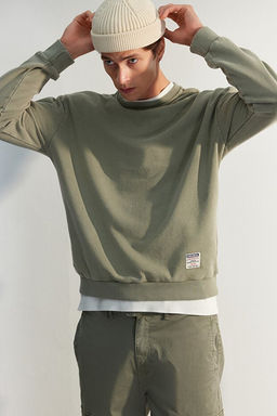 Ye_il Oversize/Geni_ Kesim Eskitme/Soluk Efektli _ardonsuz Sweatshirt TMNAW24SW00021