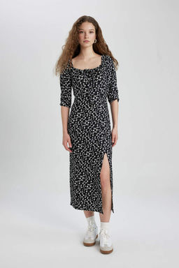 Приталенное платье миди с квадратным вырезом и цветочным запахом, до половины рукава