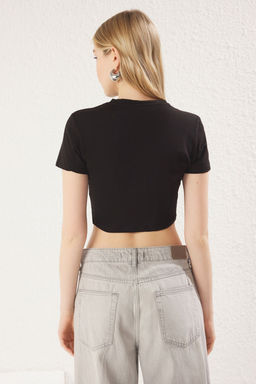 TRENDYOLMILLA Siyah Tas Detayl? fitted/Vucuda Oturan Asimetrik Etek Ucu Esnek Orme T-Shirt TWOSS25TS00063