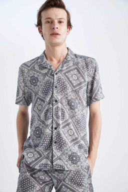 Гавайская рубашка из вискозы обычного кроя с принтом и короткими рукавами - Defacto фото 3