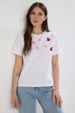 TRENDYOLMILLA Beyaz Cicek Aksesuar Detayl? Regular/Normal Kal?p Orme T-Shirt TWOSS25TS00126  фото 2
