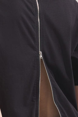 Siyah %100 Kal?n Pamuklu Fermuar Detayl? Relaxed/Rahat Kal?p Orme T-Shirt TWOSS24TS00272