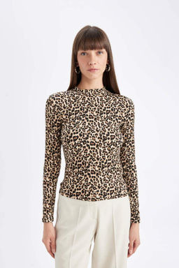 Женская приталенная футболка с длинными рукавами и полуводолазкой с леопардовым принтом - Defacto фото 3