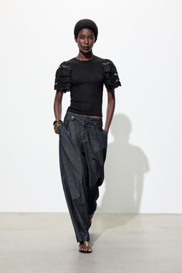 TANK TOP WITH SLEEVE EMBROIDERY