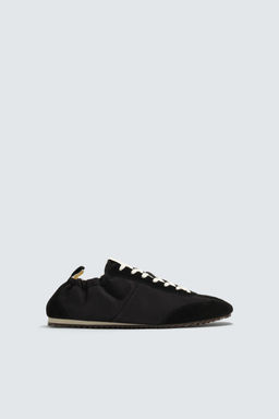 ZAPATILLA ESTILO RETRO / Negro