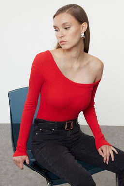 Trendyolmilla Siyah Fitted/Vucuda Oturan Omzu Ac?k Fitilli Pamuklu Esnek Orme Bluz TWOAW23BZ00475