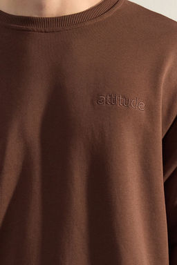 TRENDYOL MAN Gri Premium Bisiklet Yaka Oversize/Genis Kesim Yaz? Nak?sl? Diagonal Sweatshirt TMNAW24SW00039 - Trendyolmilla фото 3