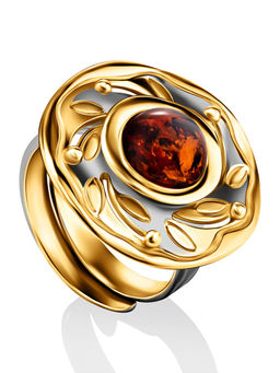 Кольцо в оригинальном дизайне с цельным коньячным янтарём Аида
