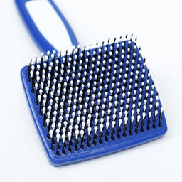 Пуходерка пластиковая мягкая с закругленными зубьями, малая, 6 х 13,5 см, бело-синяя - Пижон фото 2