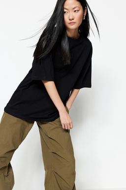 Siyah %100 Kal?n Pamuklu Premium Oversize/Genis Kal?p Bisiklet Yaka Orme T-Shirt TWOSS23TS00040