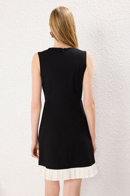 Siyah Etek Ucu F?rf?rl? S?f?r Kol Bisiklet Yaka Skater/Belden Ac?lan idi Orme Elbise TWOSS25EL00235