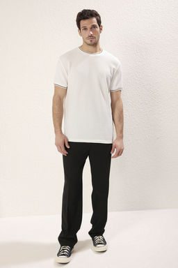 TRENDYOL MAN Beyaz Regular/Normal Kesim Dokulu Triko Bantl? T-Shirt TMNSS25TS00042