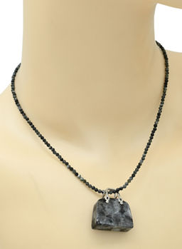 Оригинальная подвеска с лабрадором (ларвикит) в форме сумочки 25*10*27мм.