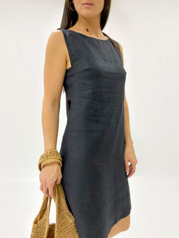 Платье силуэта трапеция, без рукавов. V-образно оформленный вырез проймы выделен широкой деталью в области груди. Длина выше колен.