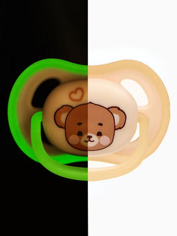 Светящаяся соска-пустышка анатомическая, силикон, от 0 мес., «Мишка», цвет бежевый