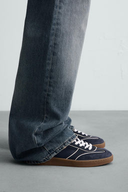 TRAINERS WITH CONTRAST SOLE