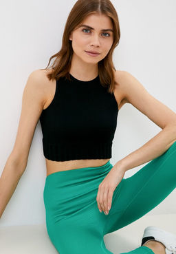 Черный кроп-топ