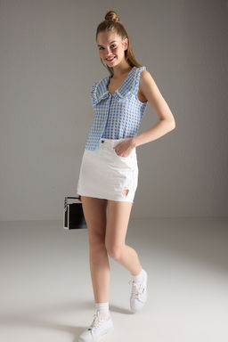 TRENDYOLMILLA Beyaz Y?rt?k Detayl? Pacas? Kesikli Yuksek Bel Mini Denim Etek TWOSS25ET00132