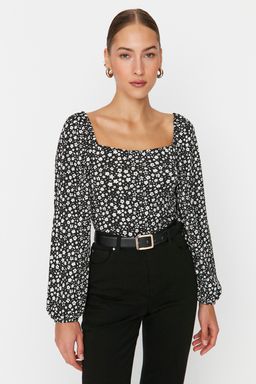 Trendyolmilla Siyah Cicek Desenli Fitted/Vucuda Oturan Kare Yaka Burumcuk/Dokulu Orme Bluz TWOAW22BZ0254