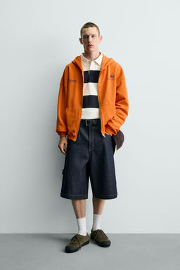 SUDADERA CREMALLERA CAPUCHA TEXTOS CONTRASTE / Naranja