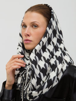 В составе шерсть. Большой теплый двусторонний палантин