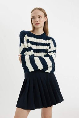 Женский укороченный трикотажный свитер стандартного кроя в полоску с круглым вырезом - Defacto фото 3