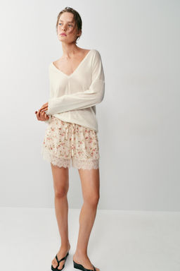 SHORTS ESTAMPADO FLORAL ENCAJE / Estampado