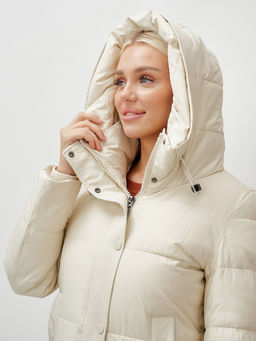 Пальто утепленное стеганное зимнее с капюшоном женское бежевого цвета 9601B - Holdluck фото 9