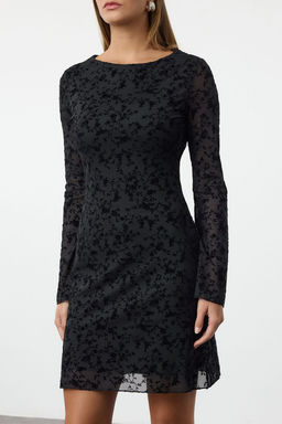 TRENDYOLMILLA Siyah Flok Bask?l? Vucuda Oturan Mini Orme Elbise TWOAW25EL00562 фото 4