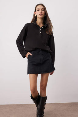 Siyah Oversize/Genis Kal?p Dugme Detayl? Dik Yaka Kal?n Orme Sweatshirt TWOAW26SW00027