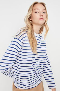 Beyaz Cizgili Oversize/Genis Kesim Bisiklet Yaka Ince Orme Sweatshirt TWOAW23SW00326