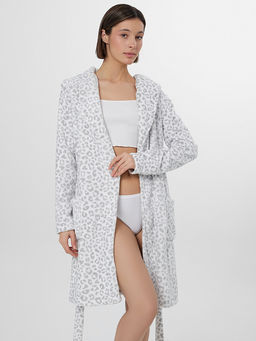 Халат женский флисовый белый с леопардовым принтом - Mark formelle фото 4