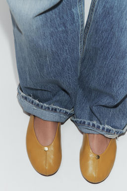 LEATHER BALLET FLATS WITH METAL DETAIL - Zara фото 9