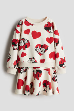 Conjunto de sudadera y falda