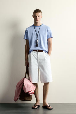 CAMISETA RELAXED FIT CUELLO CONTRASTE / CELESTE